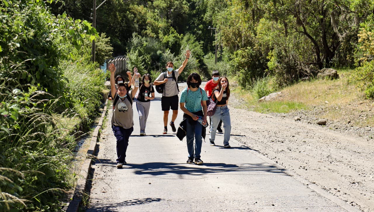 Estudiantes y voluntarios frente a la montaña