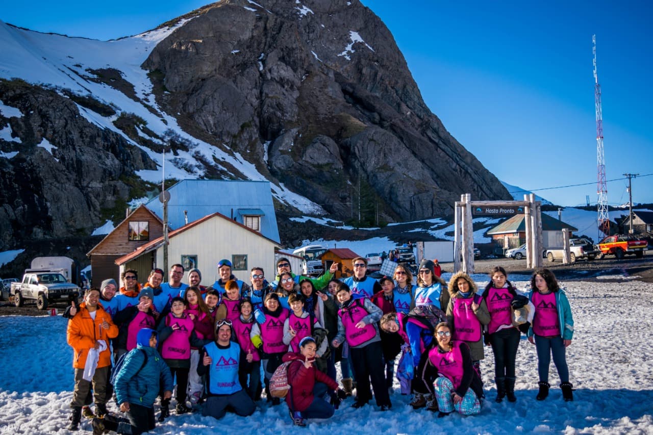 Grupo celebrando junto al refugio nevado