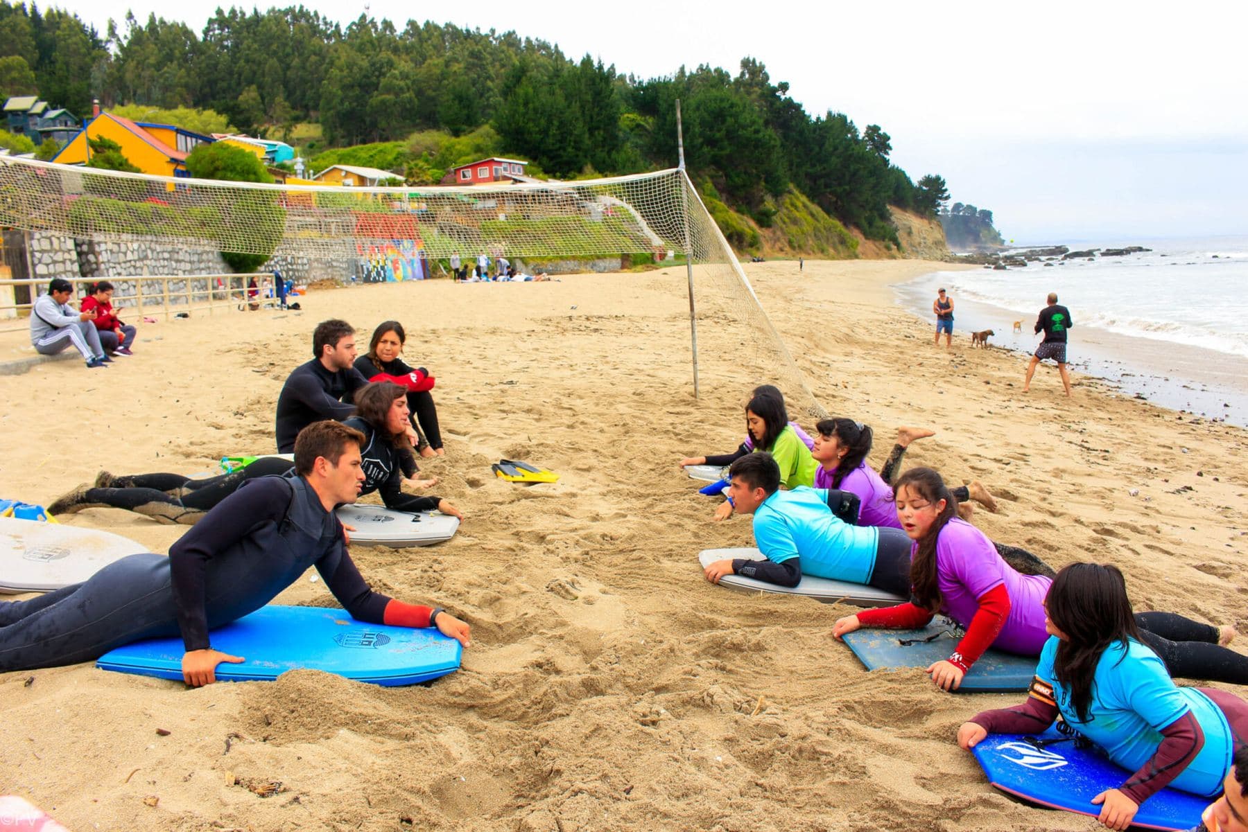 Estudiantes aprendiendo snowboard