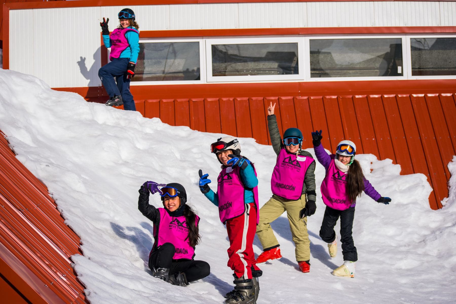 Estudiantes y voluntarios de Nieve Para Todos en la montaña