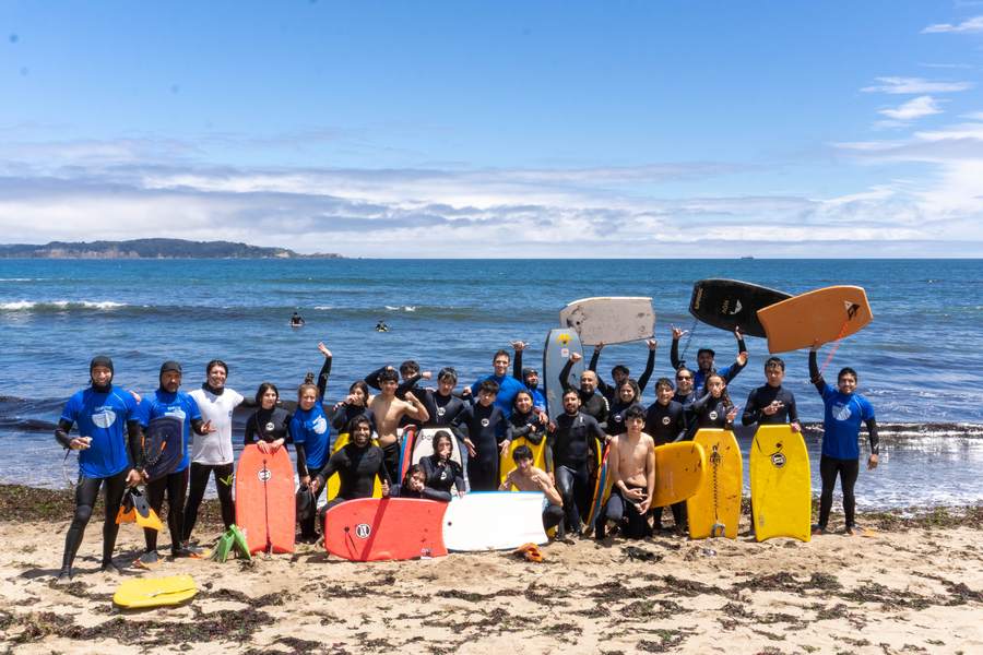 1°Medio C del Liceo CEBAT de Tomé en la playa de Cocholgüe en el premio ganado gracias a los desafíos de cursos colaborativos del Programa de Liderazgo Biobío Outdoor.